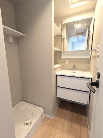 物件内観写真10　(トイレと独立した洗面室、独立洗面台、洗濯機置場は排水口のお手)