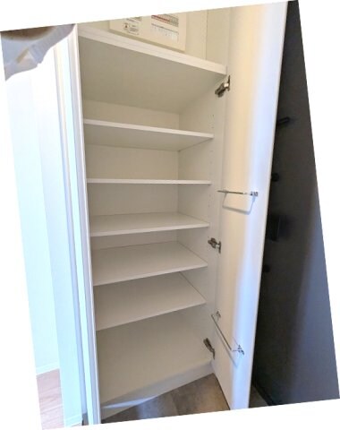 物件内観写真12　(傘フック付収納豊富なトールタイプのシューズBOXです)