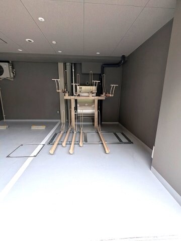 物件内観写真16　(屋内屋根付き自転車置場)