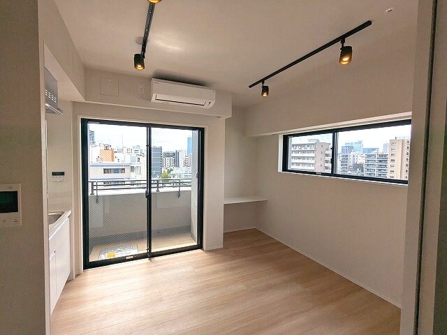 物件内観写真25　(スポットライト、インターネット無料、リビングにエアコン付き、)