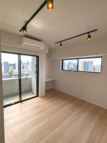 物件内観写真27　(スポットライト、インターネット無料、リビングにエアコン付き、)