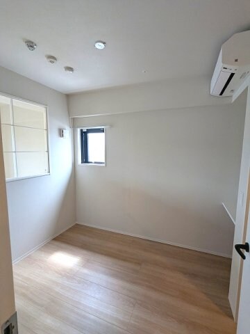 物件内観写真8　(4.1帖洋室、エアコン付、ウォークインクローゼット、クリアな)