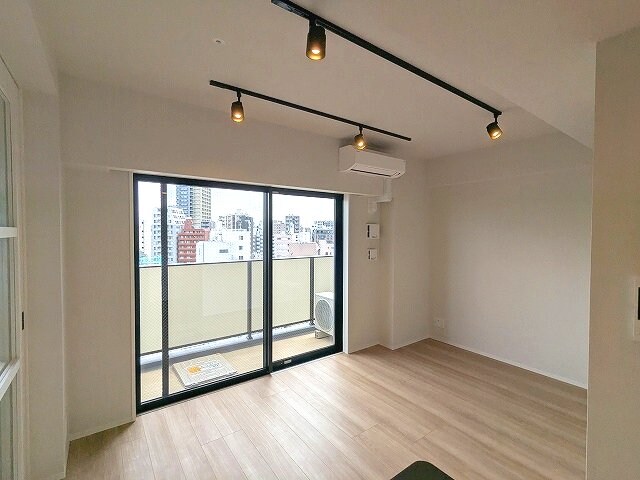 物件内観写真25　(スポットライト、インターネット無料、リビングにエアコン付き、)