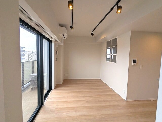 物件内観写真27　(スポットライト、インターネット無料、リビングにエアコン付き、)