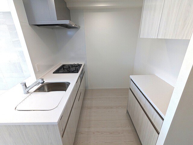 物件内観写真5　(グリル付きガス３口カウンターシステムキッチン、瀟洒でお手入れ)