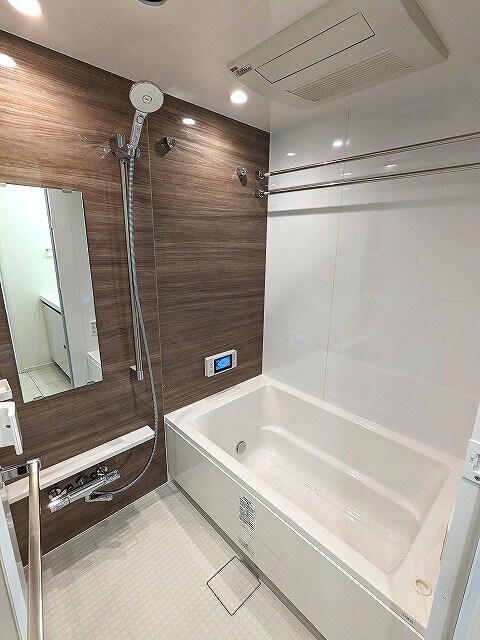 物件内観写真6　(追焚オートバス、浴室換気乾燥機、浴室TV付、大型のシャワーヘ)