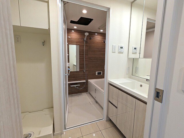 物件内観写真8　(トイレと独立した3面鏡付、ハンドシャワー付独立洗面室、洗面台)