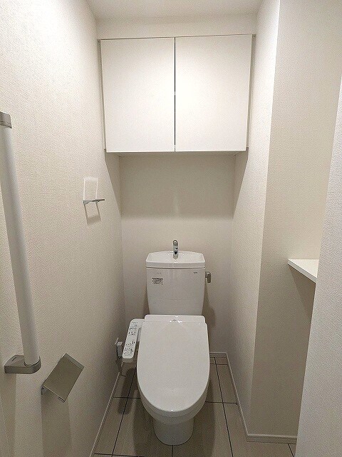 物件内観写真12　(洗面室と独立した温水洗浄便座です)