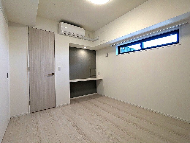 物件内観写真13　(6帖洋室、デスク壁マグネット付き、インターネット無料、エアコ)