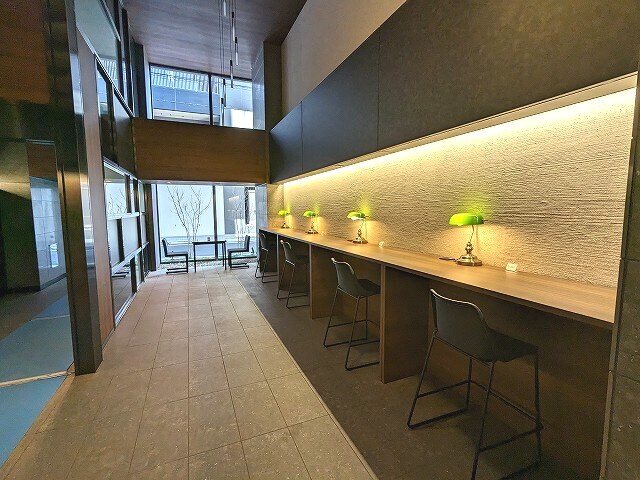 物件内観写真18　(ロビーに無料Wi-Fiあるワークスペース)