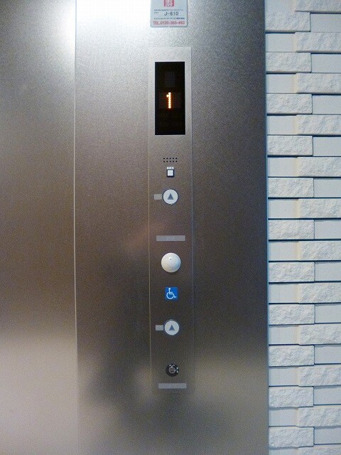 物件内観写真14　(鍵がないと作動しないセキュリティエレベーターです)