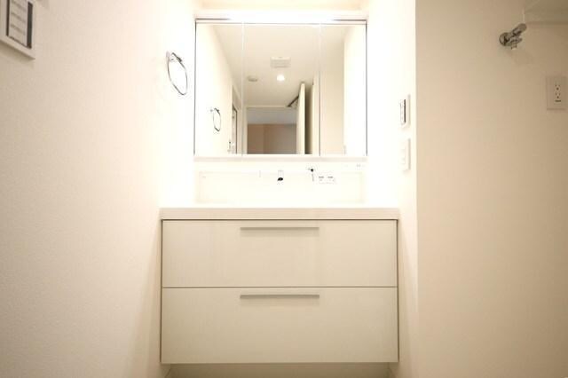 物件内観写真16　(洗面・同反転タイプ)