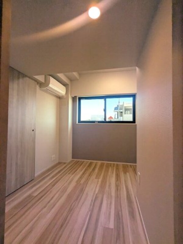 建物設備(5.6帖洋室、エアコン・照明付き、東向きの窓が付いた上層階は)