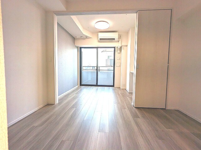 物件内観写真2　(ダイニングと洋室を広げて開放感ある空間です)