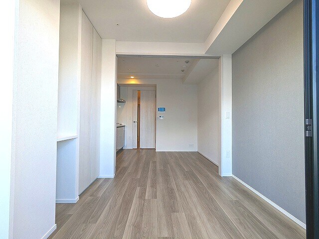 物件内観写真3　(ダイニングと洋室を広げて開放感ある空間です)