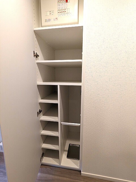 物件内観写真9　(傘入れ付で収納豊富なトールタイプのシューズＢＯＸです)