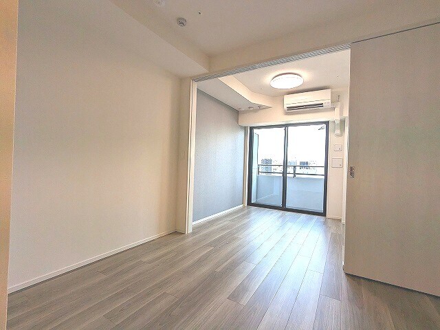 物件内観写真23　(ダイニングと洋室を広げて開放感ある空間です)