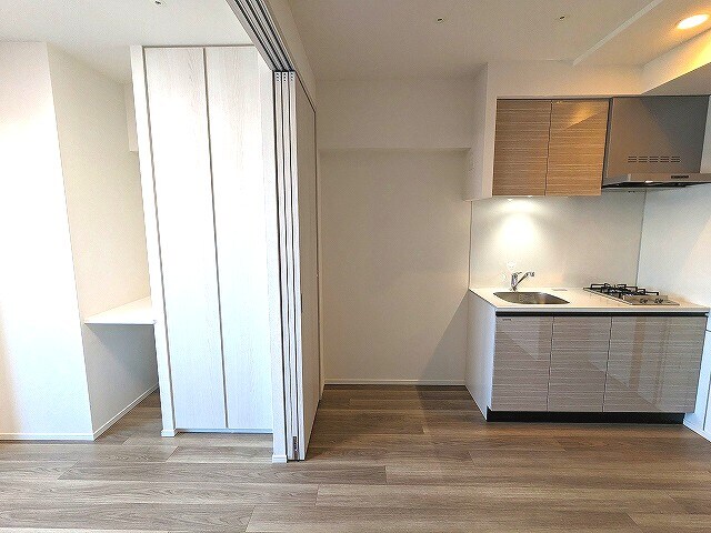 物件内観写真26　(リビングと洋室を広げて開放感ある空間です、ガス２口システムキ)