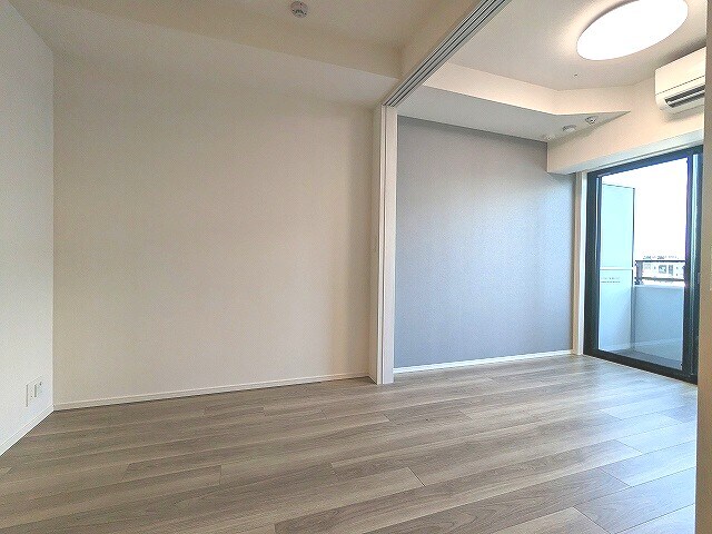 物件内観写真27　(ダイニングと洋室を広げて開放感ある空間です)