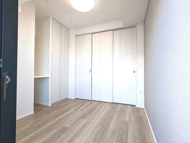 物件内観写真28　(スライドドアを閉めた洋室です)