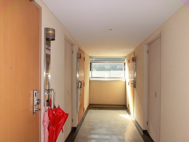 物件内観写真29　(レジディア上野池之端は雨に濡れない内廊下です)