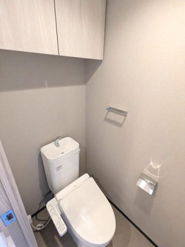 トイレ(温水洗浄便座、ペーパーホルダーの上にスマホストレージ付きです)