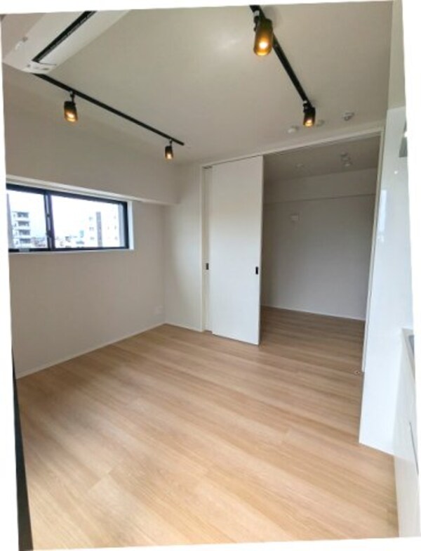 建物設備(スポットライト、インターネット無料、リビングにエアコン付き、)