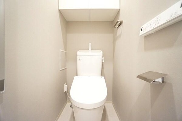 トイレ(洗面室と独立した温水洗浄便座です)