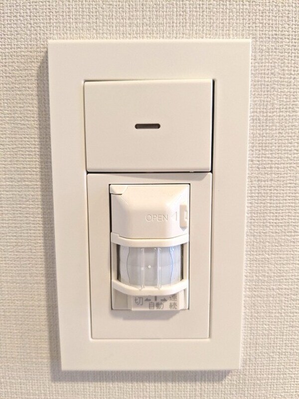 建物設備(人感センサー付き玄関ライトです)