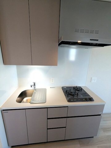 物件内観写真4　(ガス2口システムキッチン、料理しやすいシンクカバー付き、瀟洒)