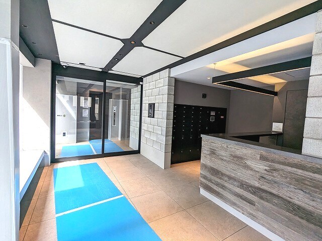 物件外観写真2　(TVモニター付オートロックセキュリティ、宅配ＢＯＸ)