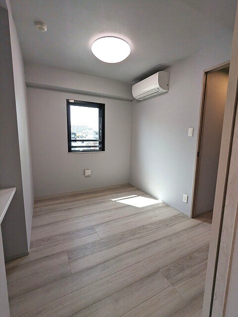 物件内観写真8　(4.2帖洋室
ウォークインクローゼット
カウンターデスク付き)