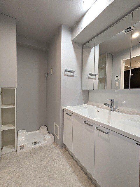 物件内観写真9　(三面鏡付、ハンドシャワー付独立洗面室、洗濯機置場の排水口のお)