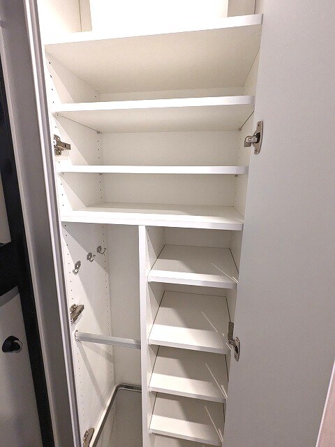 物件内観写真17　(傘入れ付き、収納豊富なトールタイプのシューズＢＯＸです)