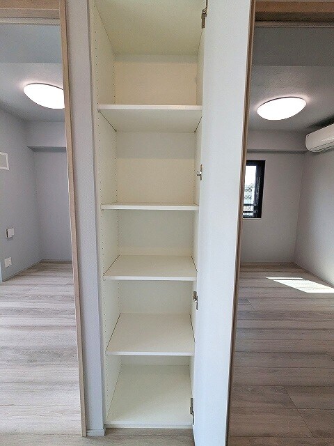 物件内観写真28　(便利なリビングの収納です)