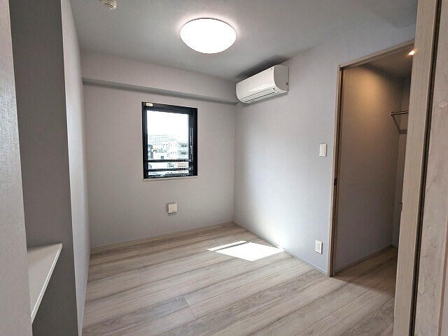 物件内観写真29　(4.2帖洋室
ウォークインクローゼット
カウンターデスク付き)