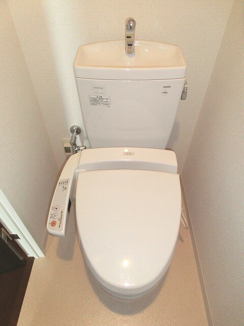 物件内観写真11　(パークアクシス元浅草ステージの温水洗浄便座です)