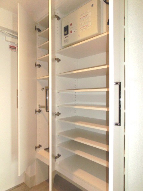 物件内観写真13　(パークアクシス元浅草ステージの収納豊富なトールタイプのシュー)