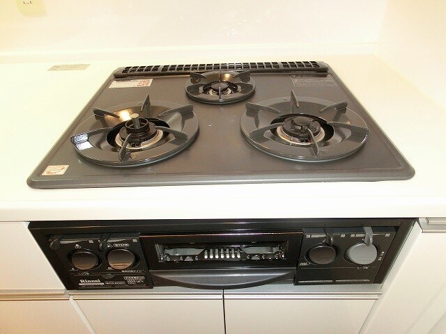 物件内観写真21　(パークアクシス元浅草ステージの３口ガス、ガラストップコンロで)