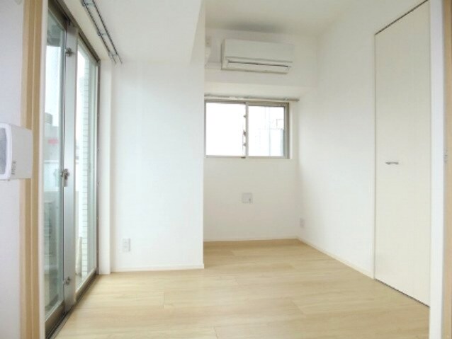 物件内観写真10　(２面彩光明るい室内です)