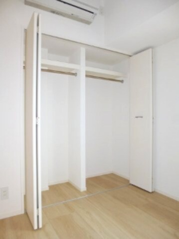物件内観写真11　(高さ幅奥行あるクローゼットです)