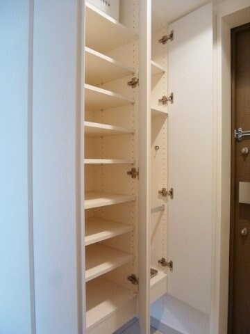 物件内観写真12　(収納豊富なトールタイプのシューズＢＯＸです)