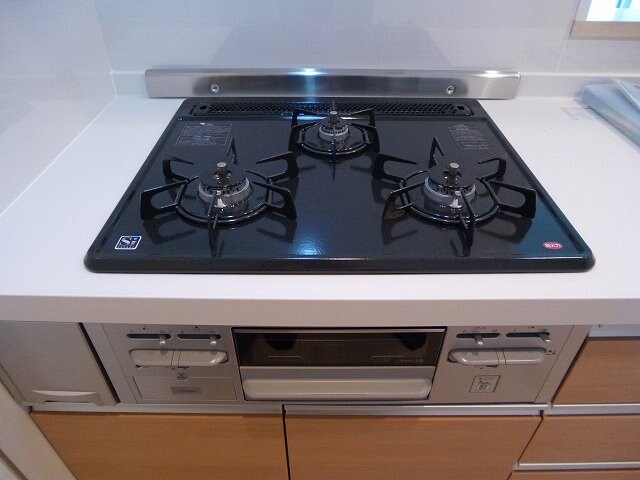 物件内観写真17　(グリル付ガラストップ３口ガスコンロです)