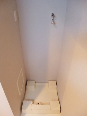 物件内観写真22　(洗面室に排水口掃除しやすい足高防水パン)