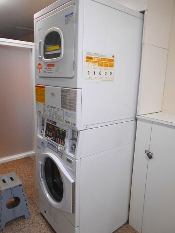 物件内観写真23　(１Fコンランドリー、大型の乾燥機)