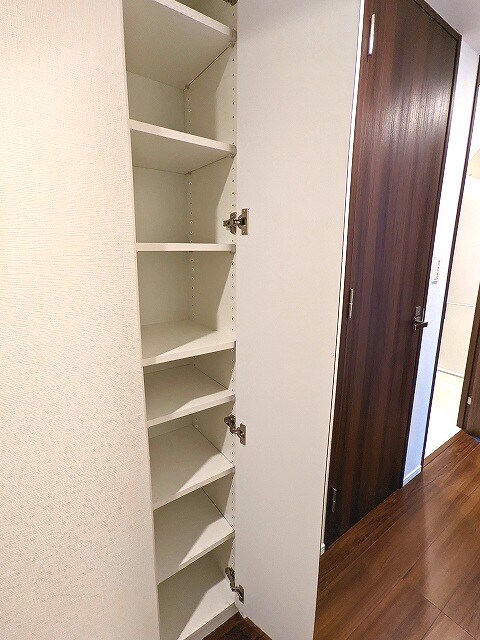 物件内観写真27　(玄関廊下の収納)