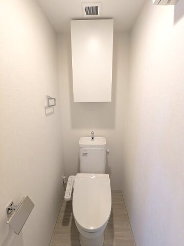 物件内観写真12　(洗面室と独立した温水洗浄便座です)