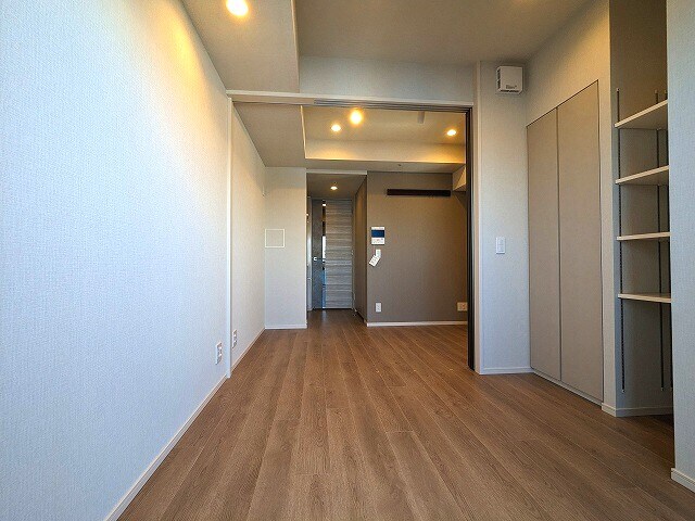 物件内観写真9　(室内の照明はダウンライトとスポットライト付きです)