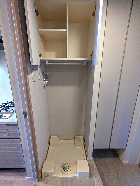 物件内観写真17　(洗濯機置場の排水口のお手入れがし易い様に排水口を手前中央に配)