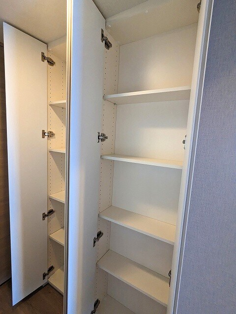 物件内観写真21　(キッチン向かいの収納です)